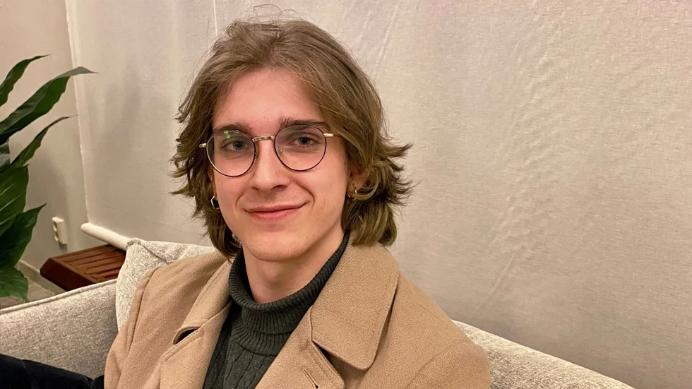 Milosz Krawczyk är 19 år och uppväxt i Tystberga. han satsar på bli tonsättare och skriva klassisk konstmusik. Han har redan levererat flera beställningsverk. Bland annat till filharmoniska sällskapet i Nyköping.