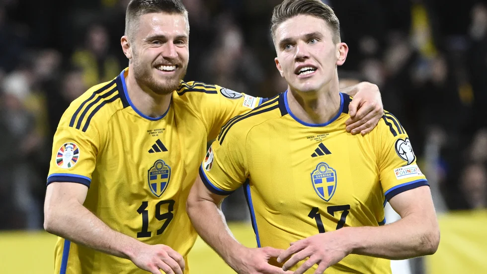 Viktor Gyökeres, till höger, firar 3–0-målet i EM-kvalet mot Azerbajdzjan i mars tillsammans med Mattias Svanberg. Arkivbild.