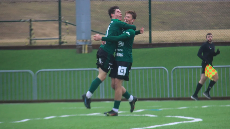Filip Sandsten jublar ihop med Alvin Johansson efter att ha gjort sitt tredje mål på Viljan.