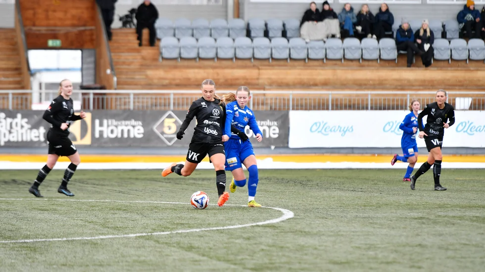 Villemo Dahlqvist, i svart tröja, är klar för den damsallsvenska nykomlingen AIK.