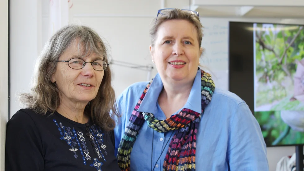 Hildegard Nufer och Marianne Käfer lär ut fröodling - alltså att ta egna fröer från sina växter så att man slipper köpa nya fröer varje år.