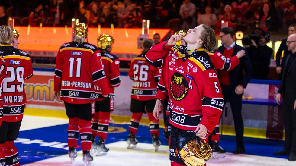 Johanna Fällman kysser sin sjunde guldmedalj. Med det skriver hon historia.