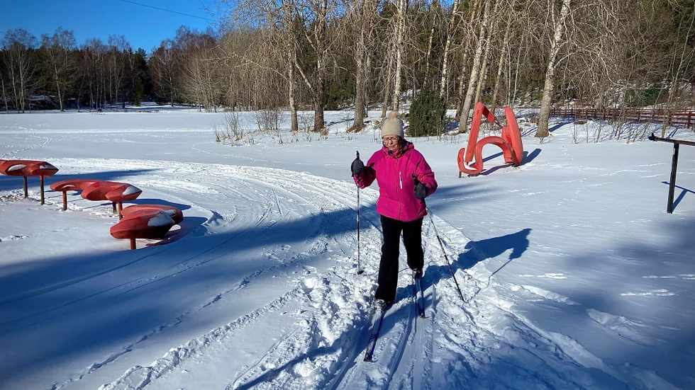 Eva Wahlström fick en sen skidpremiär på Jogersö, närmare bestämt 9 mars förra året. De sena snöfallen kostade dock Oxelösunds kommun runt en miljon kronor. Arkivbild