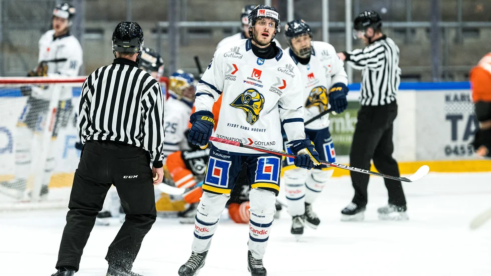 Fredrik Sandberg var först nära att reducera, men då räddade Carl Malmqvist. Veteranbacken låg däremot bakom Sebastian Harilas 3-4-reducering genom en läcker diagonalpassning.