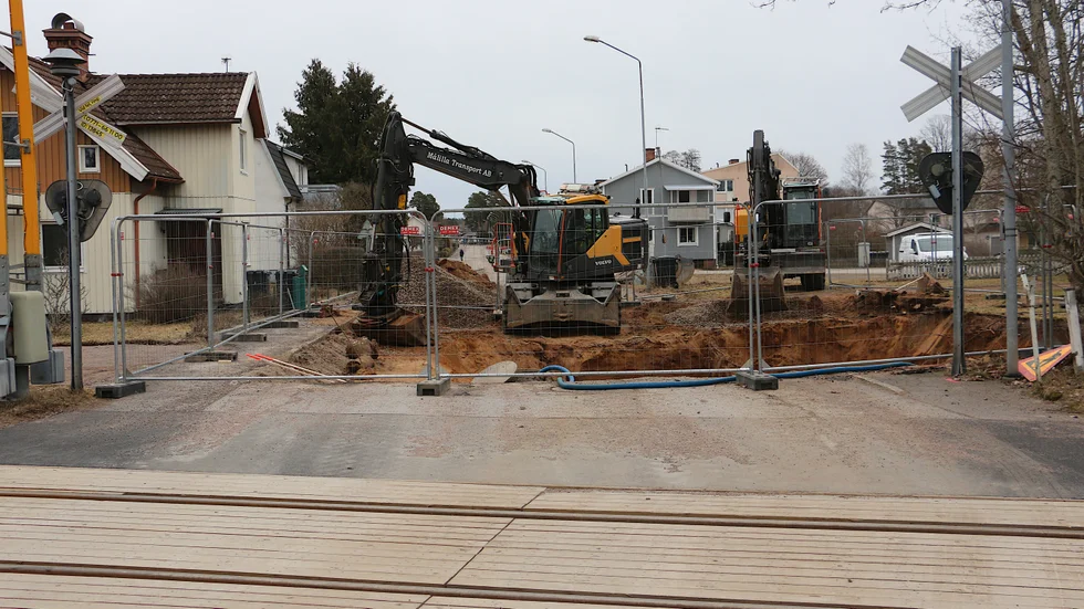 Två stora gropas har grävts. Där ska borrutrustningen få plats, för att borra sig under järnvägen. Under tiden är Fabriksgatan avstängd och trafikanterna får ta en tillfällig väg förbi gamla Fiberplankfabriken.
