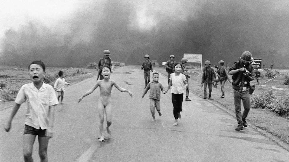 Nick Uts klassiska bild från Vietnamkriget 1972 där den nioåriga flickan Kim Phucs desperata uttryck, på flykt från en napalmattack, berörde en hel värld. "Bomber och napalm mot fattiga bönder var inget frihetsrecept. Allt byggde på missförstånd." skriver Niklas Ekdal.