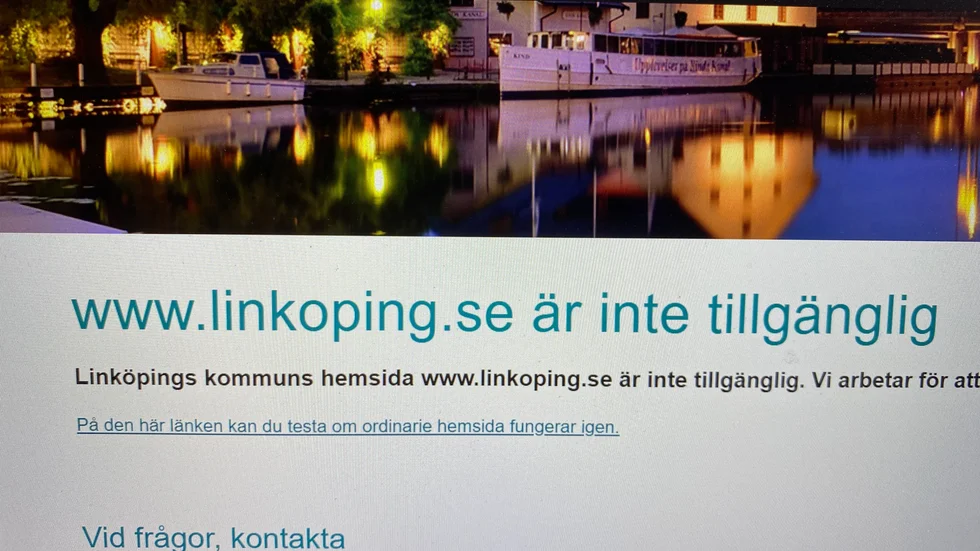 Kommunens hemsida låg på lördagsmorgonen nere. Den som går in på hemsidan möts av detta budskap. 
