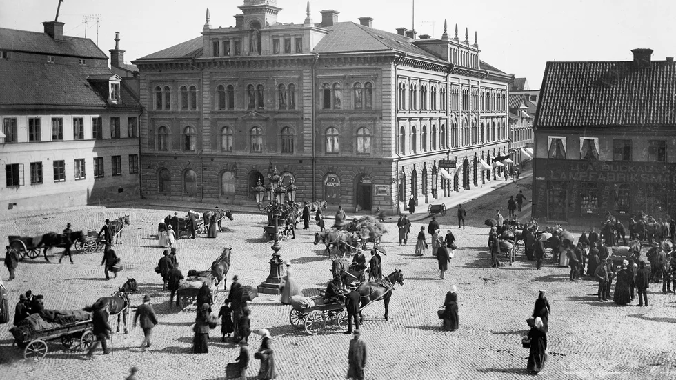 Stora Torget i Uppsala, så som det såg ut vid förra sekelskiftet innan spårvagnar och bussar började trafikera torget (bilden beskuren).