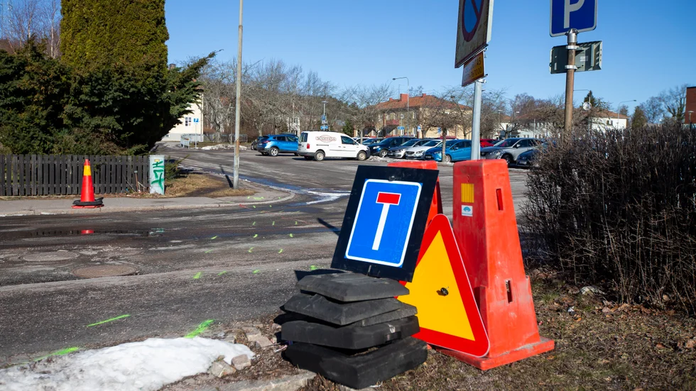 En läckande ventil i vattenledningen under gatan gör att Industrigatan är avstängd för infart till Sporthallsparkeringen fram till i början av nästa vecka.