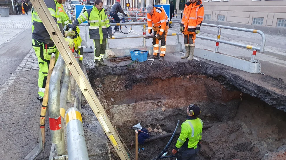 Personal vid grävarbetet på Drottninggatan.