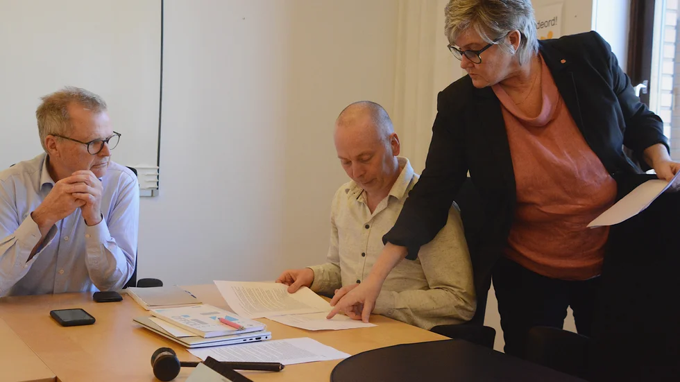 Den rödgröna majoriteten ser tuffa ekonomiska utmaningar tona upp sig även för Vimmerby kommun och gör för andra gången ändringar i budgeten för 2023. "Vi klarar ändå ett överskott, det är inte alla kommuner som gör" säger Lars Johansson (V) i mitten. T.v Jacob Käll (C) och stående t.h. Helen Nilsson (S).