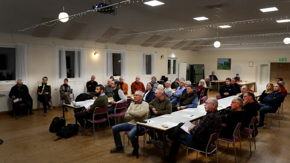 Det första av två stormöten om rådjuren lockade ett 40-tal personer till Stenkyrka Folkets hus på onsdagen.