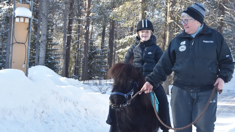 Wilma Berglund rider på ponnyn Ramira i det fina vädret. Annika Brunell leder ekipaget.