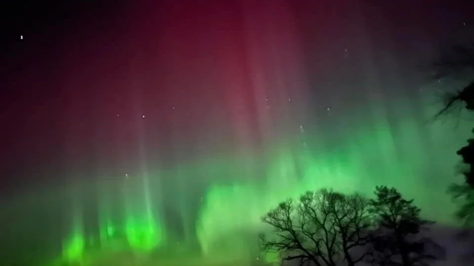 Under onsdagskvällen kunde den uppmärksamme Eskilstunabon se ett rött norrsken på himlen. 
