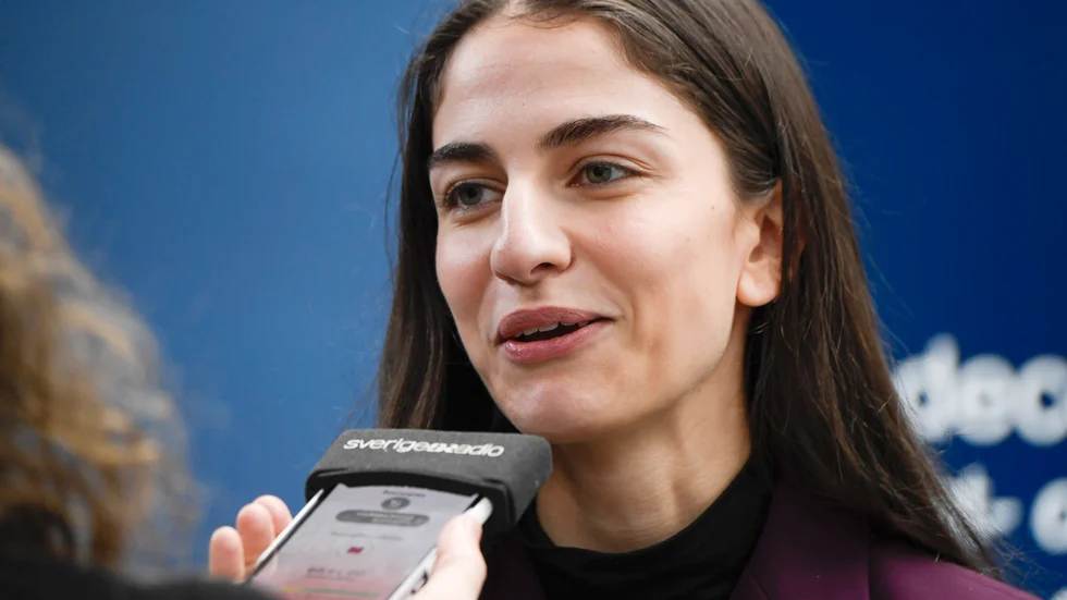 Klimat- och miljöminister Romina Pourmokhtari (L) har stuvat om i Miljömålsberedningen. Dessvärre lär det inte hjälpa.