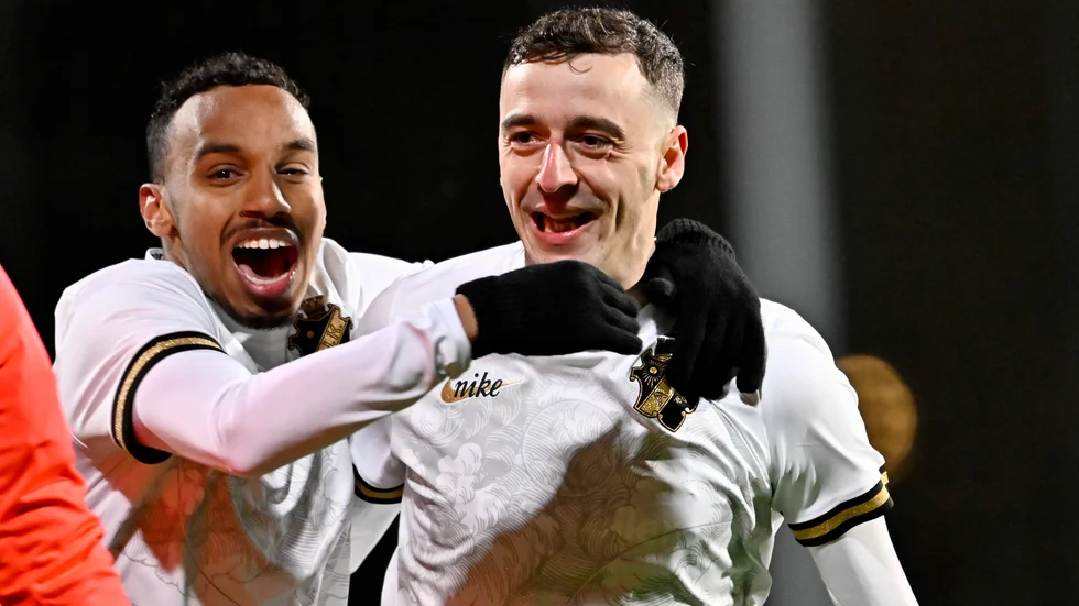 Bilal Hussein och Jetmir Haliti firar AIK:s seger. Båda blev målskyttar mot Varberg på Skytteholm.