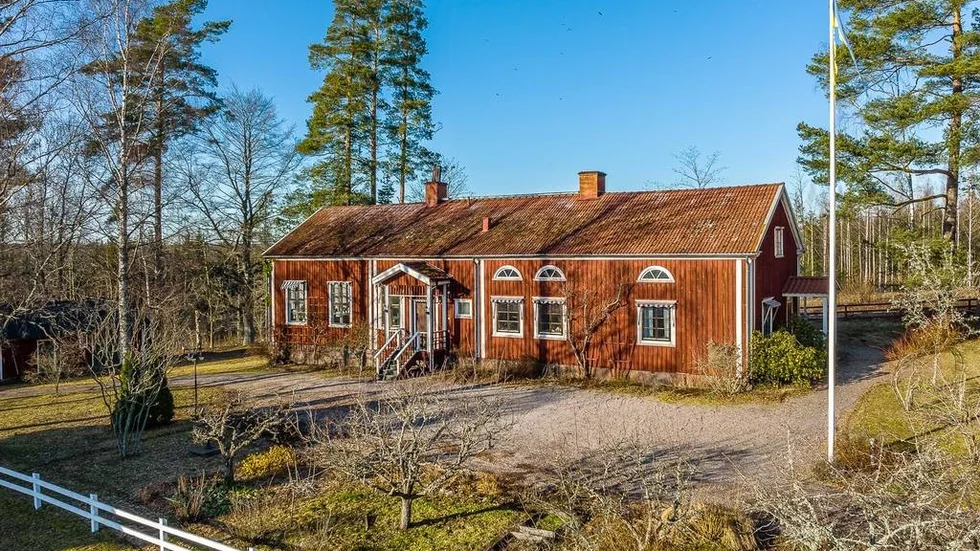 Skolhuset i Karrum utanför Odensvi är till salu.
