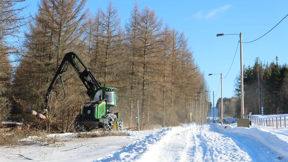 I veckan har de första arbetena med att bygga ett gränsstängsel mot Ryssland påbörjats i finländska Pelkola i södra Karelen.