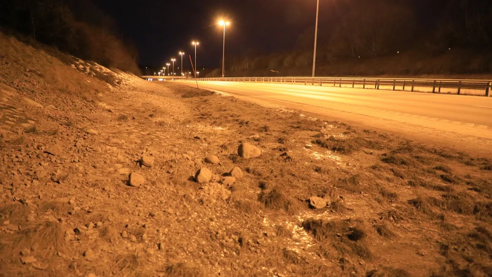 Stenarna som kastades. Polisen har upprättat en anmälan om skadegörelse samt framkallande av fara för annan.