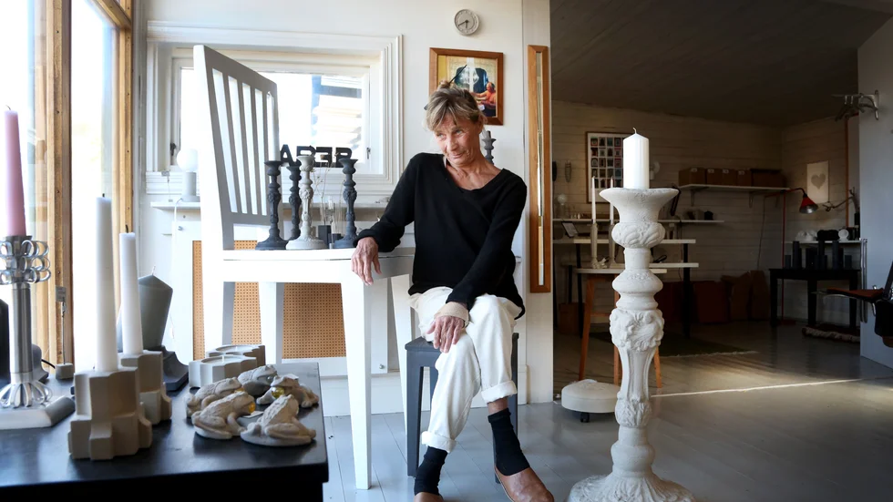 Som formgivare gillar Tove Adman att leka med proportionerna och skala föremål upp och ned i storlek. Nu skalar hon ner sin verksamhet och sommaren blir den sista med butik i den gamla macken. Där vill hon sedan starta bykrog.