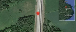 En lastbil och en personbil stillastående på E4 - helt stopp i ett körfält