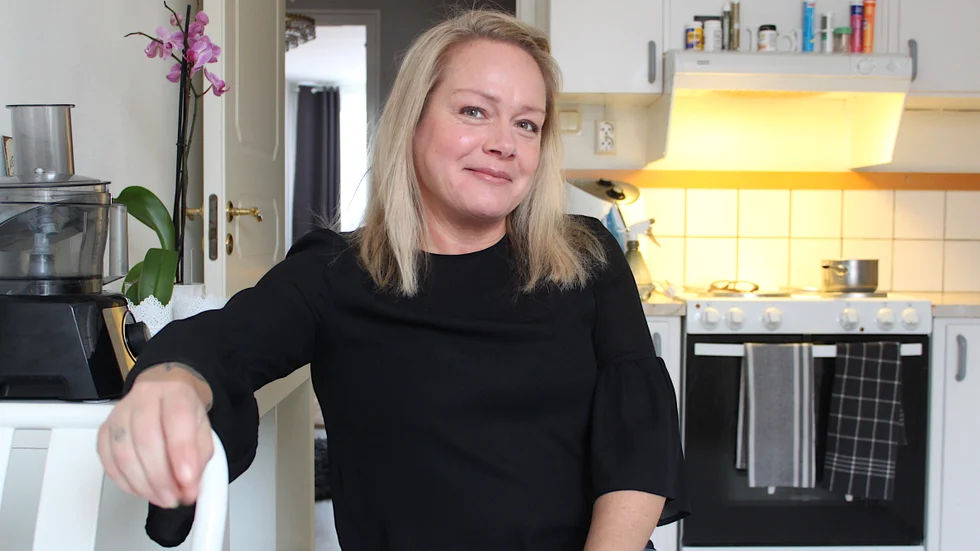Eva-Lena Ek, 50, lämnade dansbandsvärlden för drygt 20 år sedan. Nu äntrar hon scenen igen och blir ny gästsångerska i Dollydots.