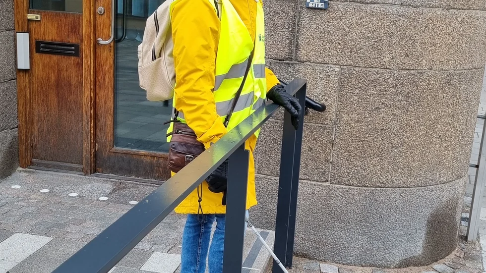 Frihet för oss med synnedsättning kan vara att ta sin jacka, vita käppen, ta bussen in till stan och självständigt promenera på gator och torg. Men det är inte alltid så självklart, skriver Åsa Rosenqvist.