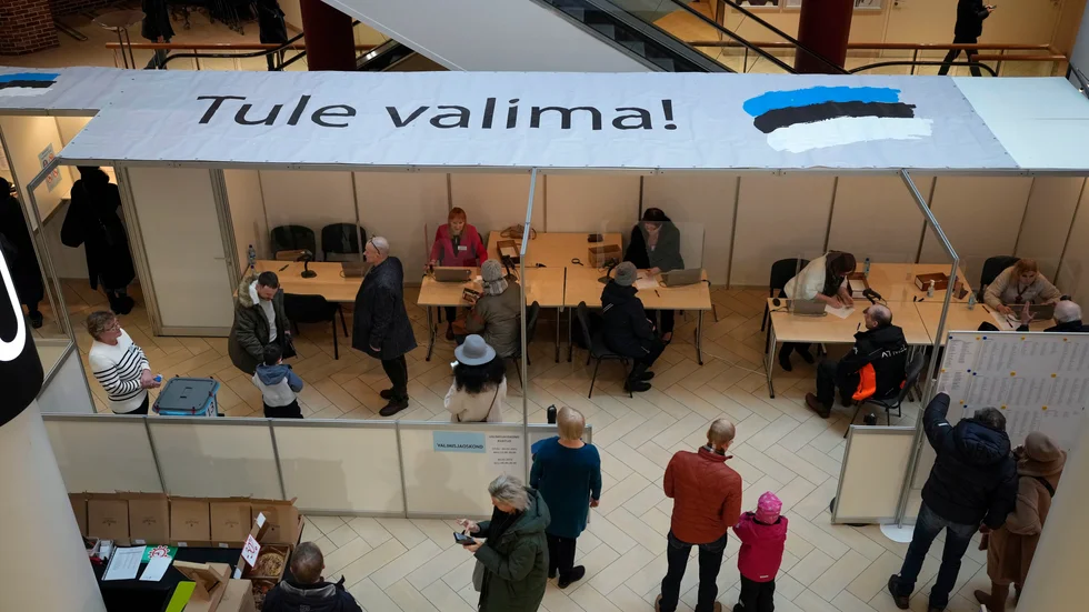 "Kom och rösta". Nästan varannan est valde att göra det på plats i en vallokal i årets val, som här i huvudstaden Tallinn.
