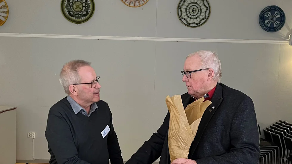 Lars Hammarström avtackas efter väl genomfört årsmöte av Lennart Karlström (t.v.)