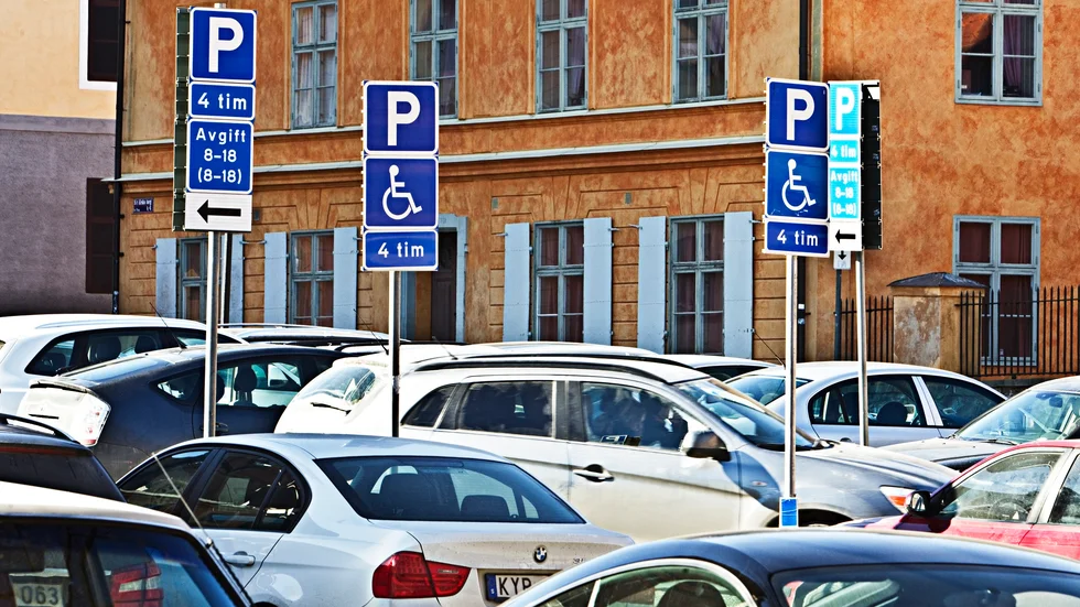 S:t Eriks torg och Fyristorg i centrala Uppsala måste bli bilfria, anser insändarskribenten.