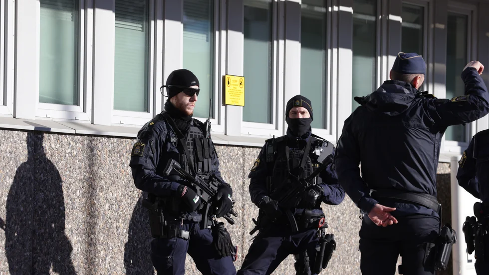 Polis med förstärkningsvapen utanför polishuset i Norrköping efter gårdagens mordförsök på en polis.