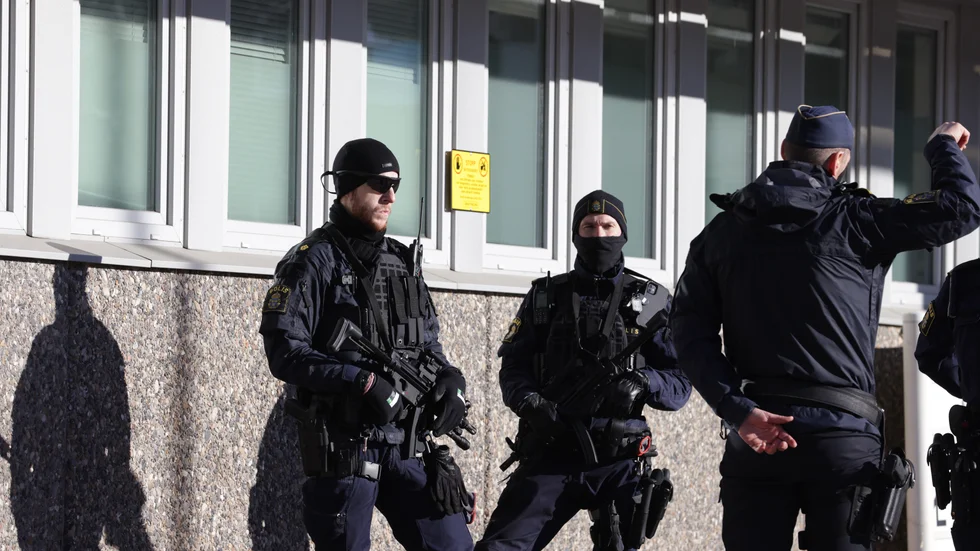 Tungt beväpnad polis höll vakt vid polishuset i Norrköping efter måndagens mordförsök på en polis. 