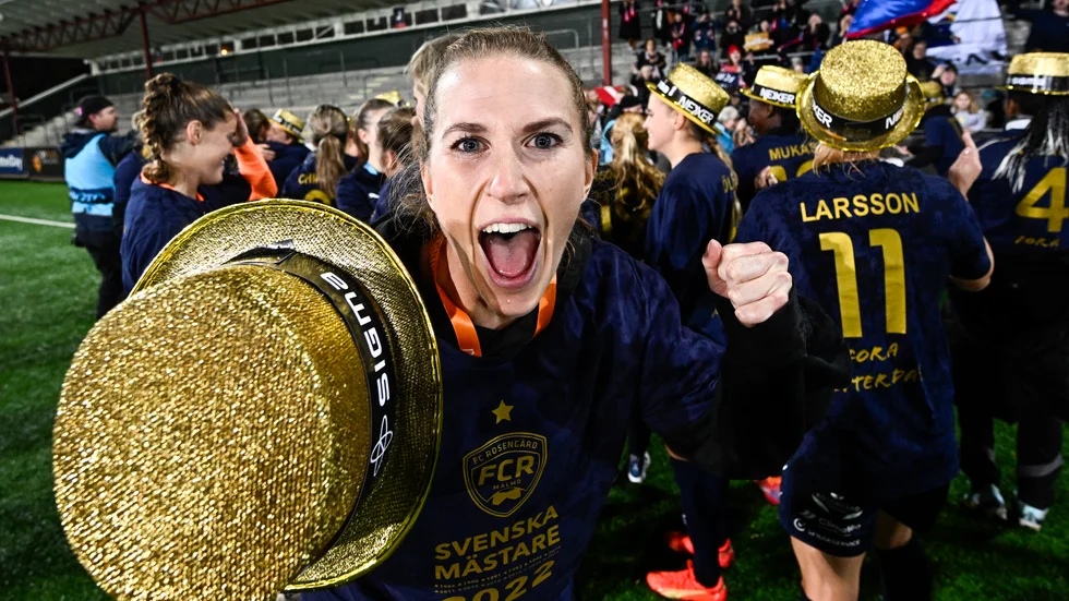 Emma Berglund jublar efter SM-guldet tidigare den här månaden. På Aftonbladets gala "damallsvenskans bästa" utsågs hon till årets back. Arkivbild.