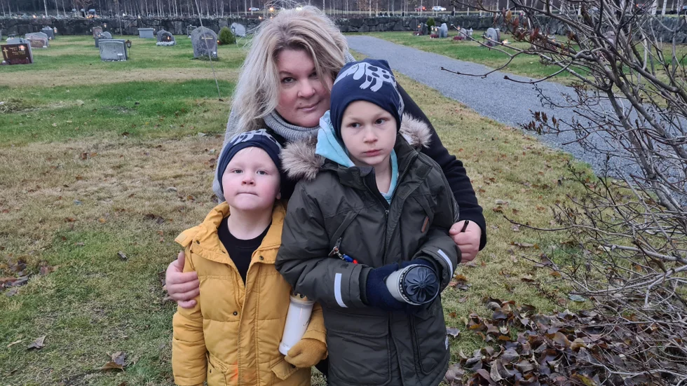  "Min syster ligger begraven här. Själv bor jag i Bålsta", sade Camilla Haapaniemi med barnen Devin och Dante Jakobsson.