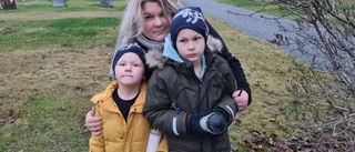 Många tända ljus på gravarna på Alla helgons dag