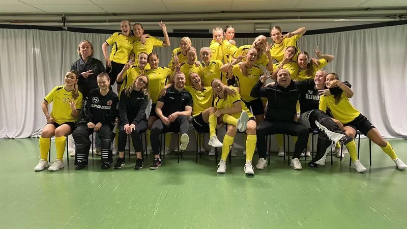 Södermanlands F05-lag innan kvartsifnalen mot Värmland. Efter den var minerna inte riktigt lika glada.