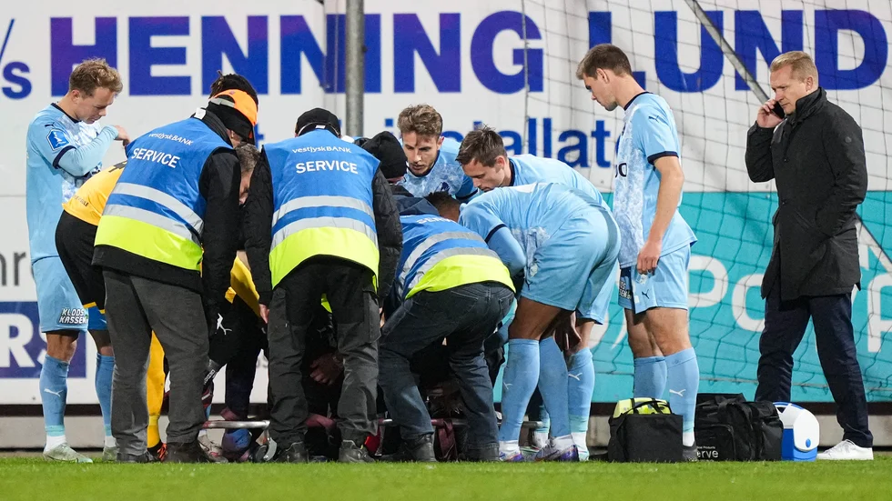 Randers målvakt Patrik Carlgren får behandling under bortamatchen mot Horsens.