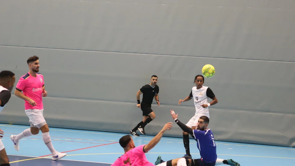 Hemmalagets Yuael Samson får Linköpingsmålvakten på fall, men dessvärre hamnade bollen utanför målramen.