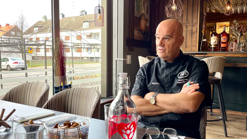 Morris Amsso, som driver Pappa Ninmari tillsammans med sin fru, är bestört och besviken efter Bolticsupportrarnas beteende i restaurangen. 