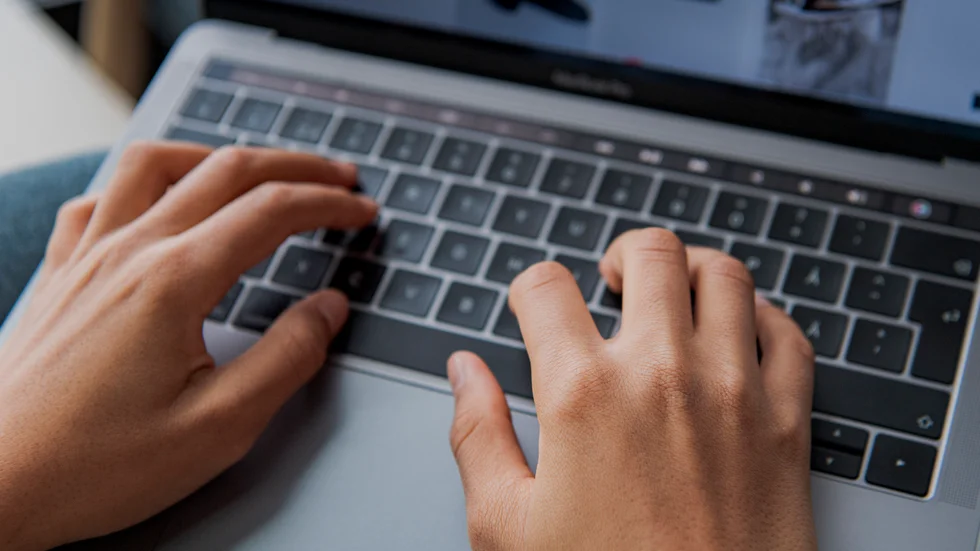 Alltfler företag och myndigheter ersätter direkta kontakter med hänvisning till hemsidor och digitala tjänster. Det skulle behövas ett Digitalt klarspråksarbete.