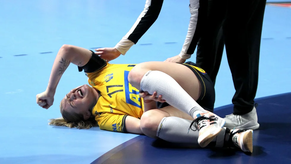 Sveriges Nina Dano skadade sig efter knappt fyra spelade minuter mot Slovenien.