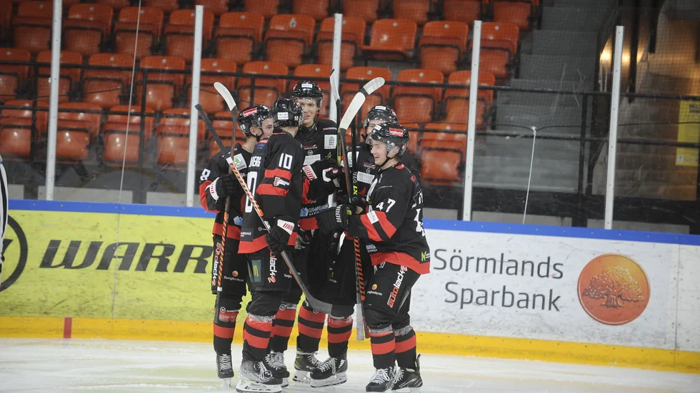 Måljubel i Nyköpings SK. Laget har fyra matcher kvar i allettan och jagar kvalplats. Blir det kval kommer det att kunna ses på SN:s webbplats.