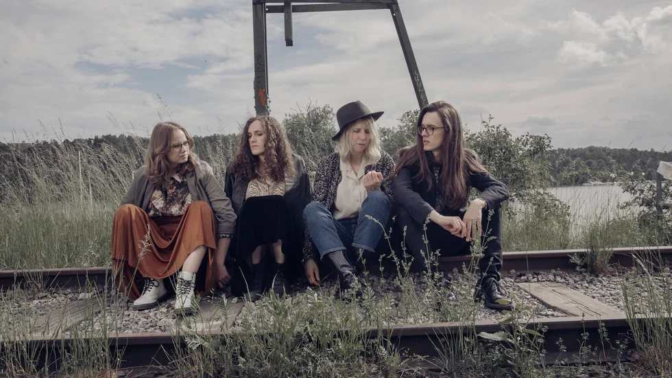 Ljus och lykta: Vega Nordkvist, fiol, Klara Ekman von Huth och Annika Hammer sång, och Anton Larsson, gitarr.