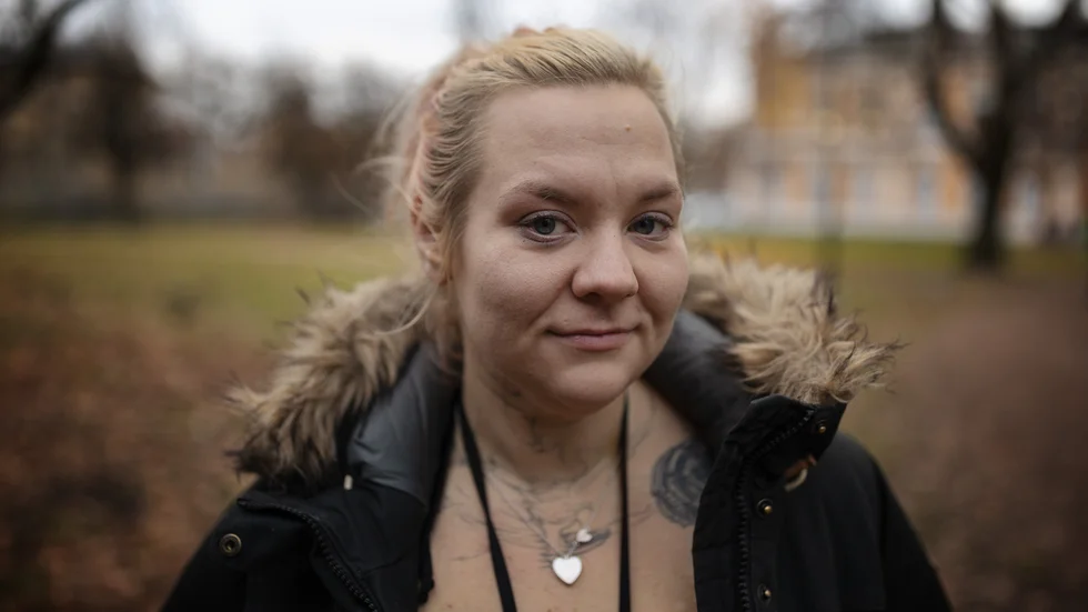 Eva utanför Mikaelsgården dit hon brukar gå och få gratis lunch och kunna ta en dusch.