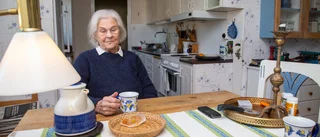 Erna, 85, om digitalt utanförskap – vägrar smartphone: "Skulle kasta den i väggen" • Så många äldre använder inte internet