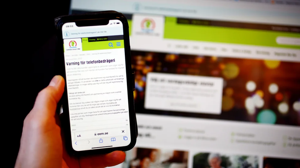 Kvinnan uppmanades att skicka pengar till en person, som påstod sig vara en bekant med nytt telefonnummer. Men det rörde sig om bedrägeri.