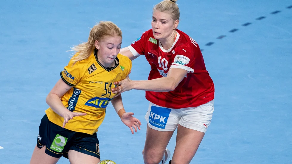 Tyra Axnér i kamp med danskan Kathrine Heindahl.