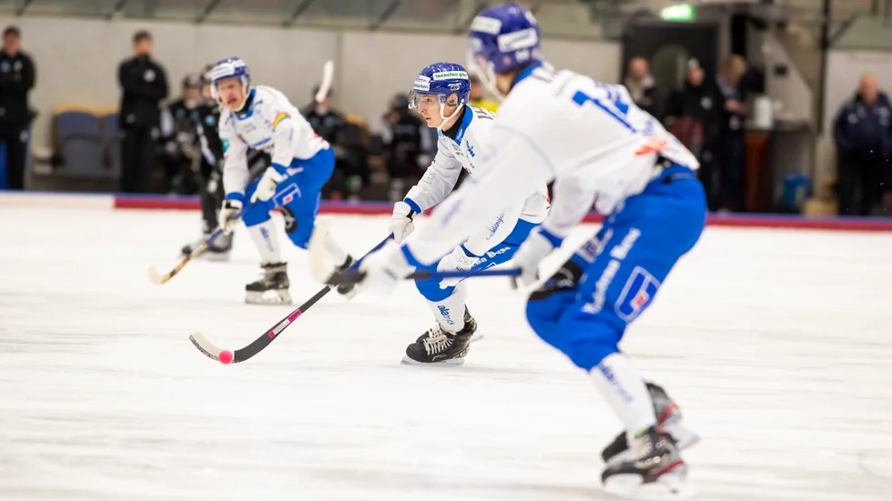 Aleksi Seppänen på väg framåt i Göransson arena. Det var Sandviken som hade mest boll, men IFK Motala kontrade farligt i sitt raka omställningsspel. Till slut skrällvann IFK-laget.