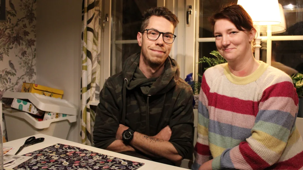 "Det känns ju lite konstigt nu, men det är klart att det kommer bli kul också. Vi tillhör fortfarande två olika partier och kommer tycka olika om saker, säger Johanna Cederstrand (V) om att nu tillhöra samma majoritet som maken och centerpartisten Christoffer Cederstrand. 
