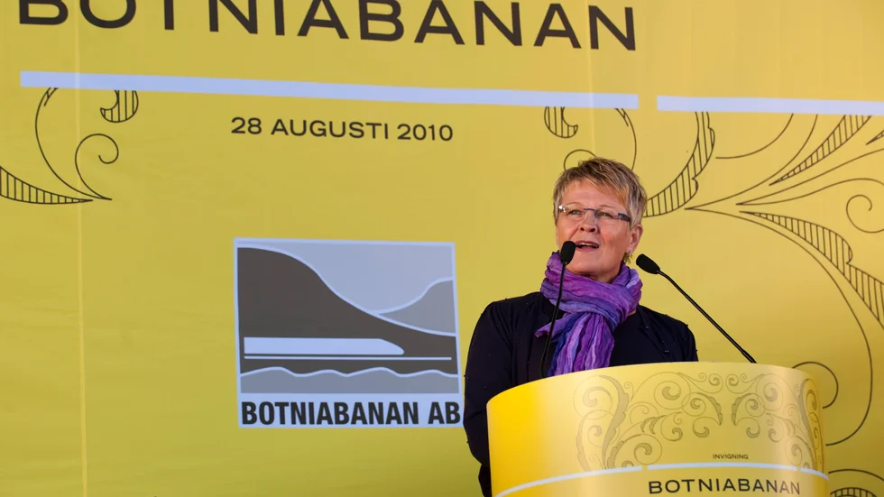 Att få vara med och inviga ny infrastruktur måste vara rena rama drömmen för en infrastrukturminister. På bilden inviger näringsminister Maud Olofsson (C) Botniabanan.